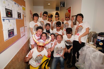 楽屋で記念撮影をする氣志團とグループ魂。