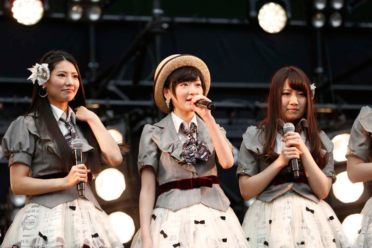 AKB48のファンに向けて挨拶をする生駒里奈（中央）。 (c)AKS