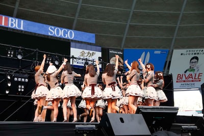 円陣を組むAKB48チームB。 (c)AKS
