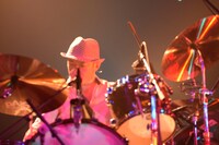 亀井亨（GRAPEVINE / Dr）（撮影：松木雄一）