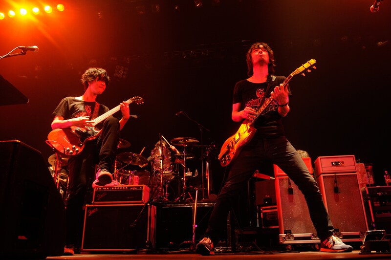 左から田中和将（GRAPEVINE / Vo, G）、和田唱（TRICERATOPS / Vo, G）。（撮影：松木雄一）