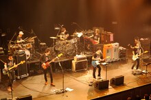 4月11日に行われた「DINOSAUR ROCK'N ROLL 6」でのTRICERATOPSとGRAPEVINEのコラボステージ。（撮影：松木雄一）