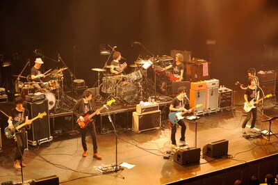 4月11日に行われた「DINOSAUR ROCK'N ROLL 6」でのTRICERATOPSとGRAPEVINEのコラボステージ。（撮影：松木雄一）