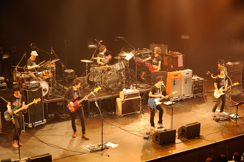 4月11日に行われた「DINOSAUR ROCK'N ROLL 6」でのTRICERATOPSとGRAPEVINEのコラボステージ。（撮影：松木雄一）