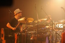 左から亀井亨（GRAPEVINE / Dr）、吉田佳史（TRICERATOPS / Dr）。（撮影：松木雄一）