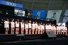ファンに向けて挨拶をするAKB48チーム8の一部メンバー。 (c)AKS