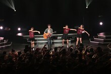 Perfumeと高橋優のコラボパフォーマンスの様子。