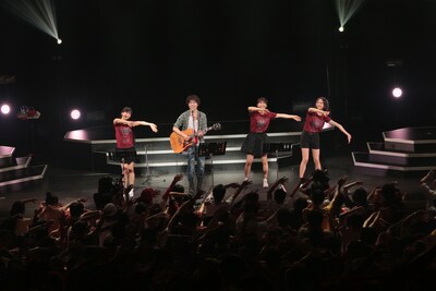 Perfumeと高橋優のコラボパフォーマンスの様子。