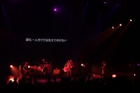 高橋優のパフォーマンスの様子。