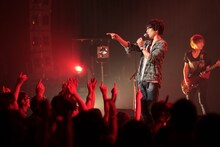 高橋優のパフォーマンスの様子。