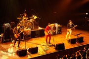 4月12日に行われた「DINOSAUR ROCK'N ROLL 6」でのTRICERATOPSと桜井和寿のコラボステージ。（撮影：松木雄一）