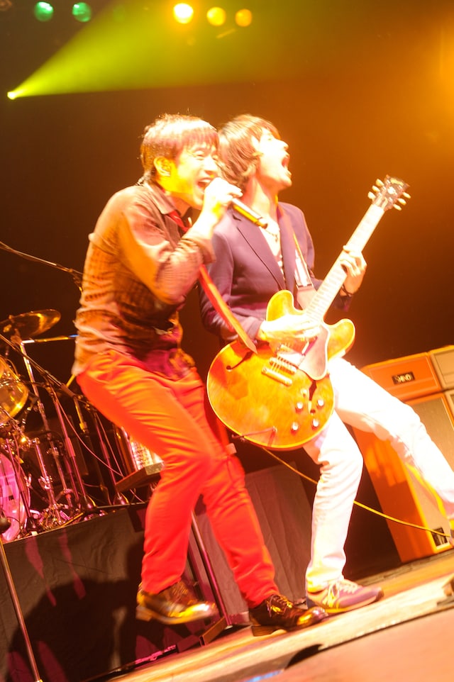 左から桜井和寿、和田唱（Vo, G）。（撮影：松木雄一）