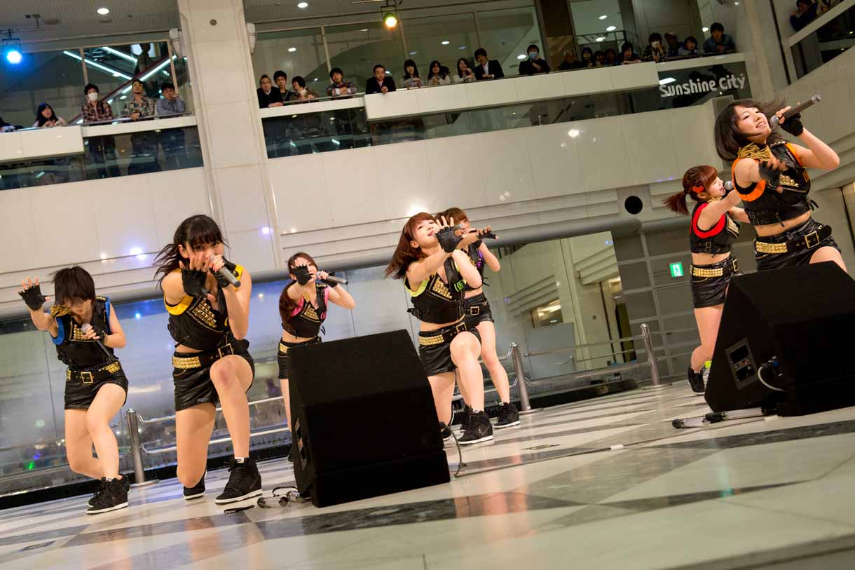 アップアップガールズ（仮）「（仮）は返すぜ☆be your soul」歌唱の様子。