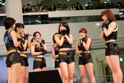 アップアップガールズ（仮）「（仮）は返すぜ☆be your soul」歌唱の様子。