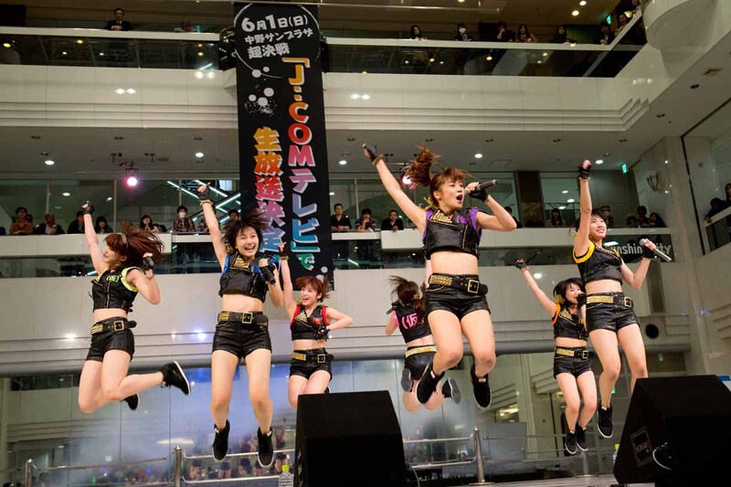 アップアップガールズ（仮）「ジャンパー！」歌唱の様子。