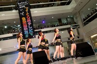 アップアップガールズ（仮）「ジャンパー！」歌唱の様子。