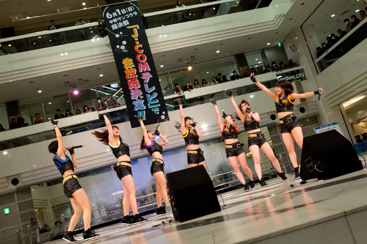 アップアップガールズ（仮）「アッパーカット！」歌唱の様子。