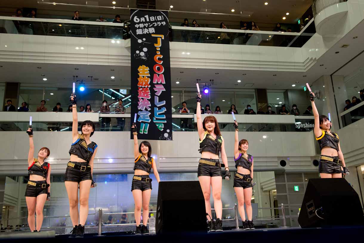 アップアップガールズ（仮）「Party! Party!」歌唱の様子。