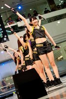 アップアップガールズ（仮）「Party! Party!」歌唱の様子。