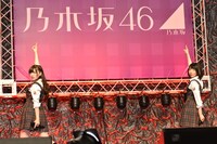 「孤独兄弟」をパフォーマンスする白石麻衣、橋本奈々未（左から）。