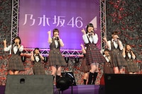「ダンケシェーン」をパフォーマンスする乃木坂46。