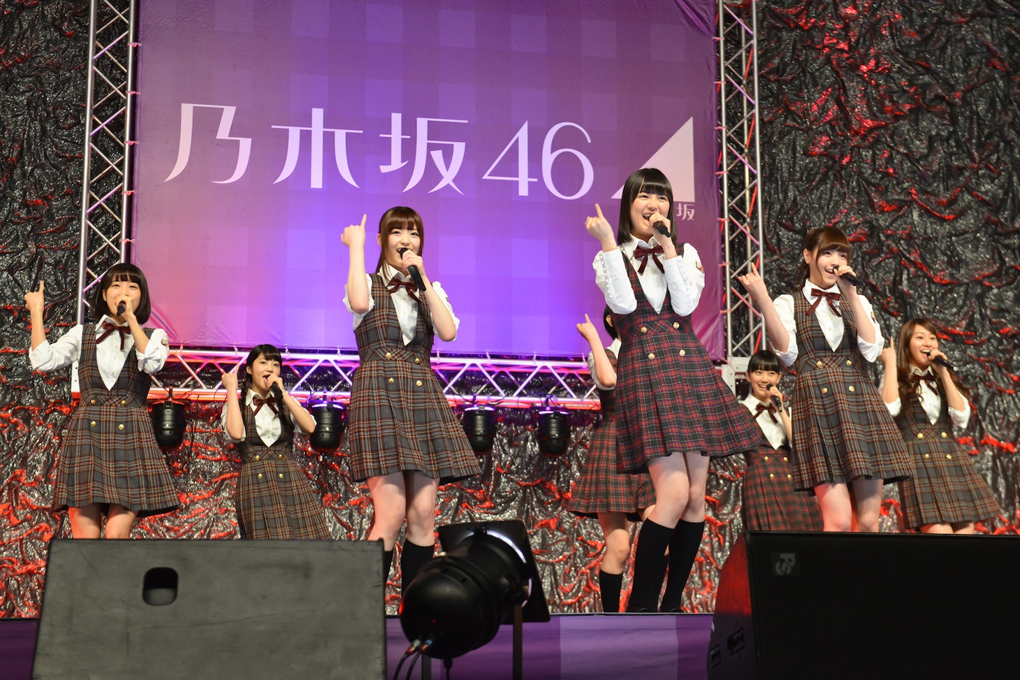 「ダンケシェーン」をパフォーマンスする乃木坂46。