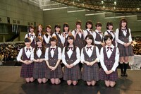 今週の人気の画像6位は「松井玲奈、乃木坂初参加「私が入ることでプラスになれば」より、ステージ上での記念撮影の様子。