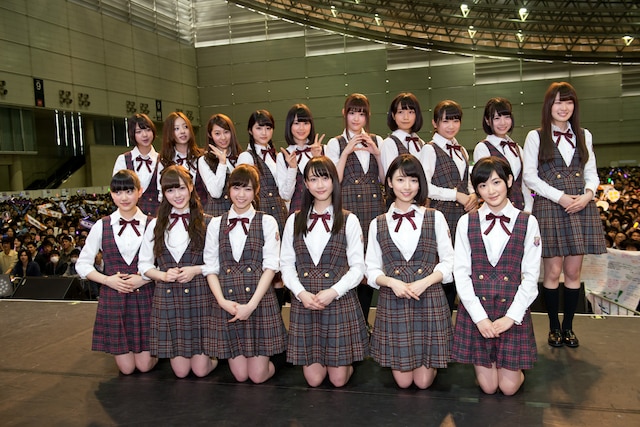 ステージ上での記念撮影の様子。