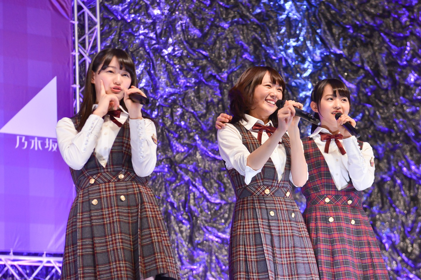 左から中田花奈、永島聖羅、伊藤万理華。