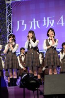 左から西野七瀬、松井玲奈、橋本奈々未。