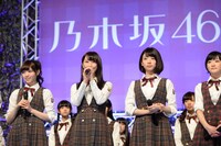 左から西野七瀬、松井玲奈、橋本奈々未、生駒里奈。