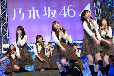 「気づいたら片想い」をパフォーマンスする乃木坂46。