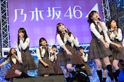 「気づいたら片想い」をパフォーマンスする乃木坂46。