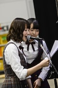 開演前、影アナを務めた衛藤美彩、伊藤万理華。