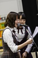 開演前、影アナを務めた衛藤美彩、伊藤万理華。