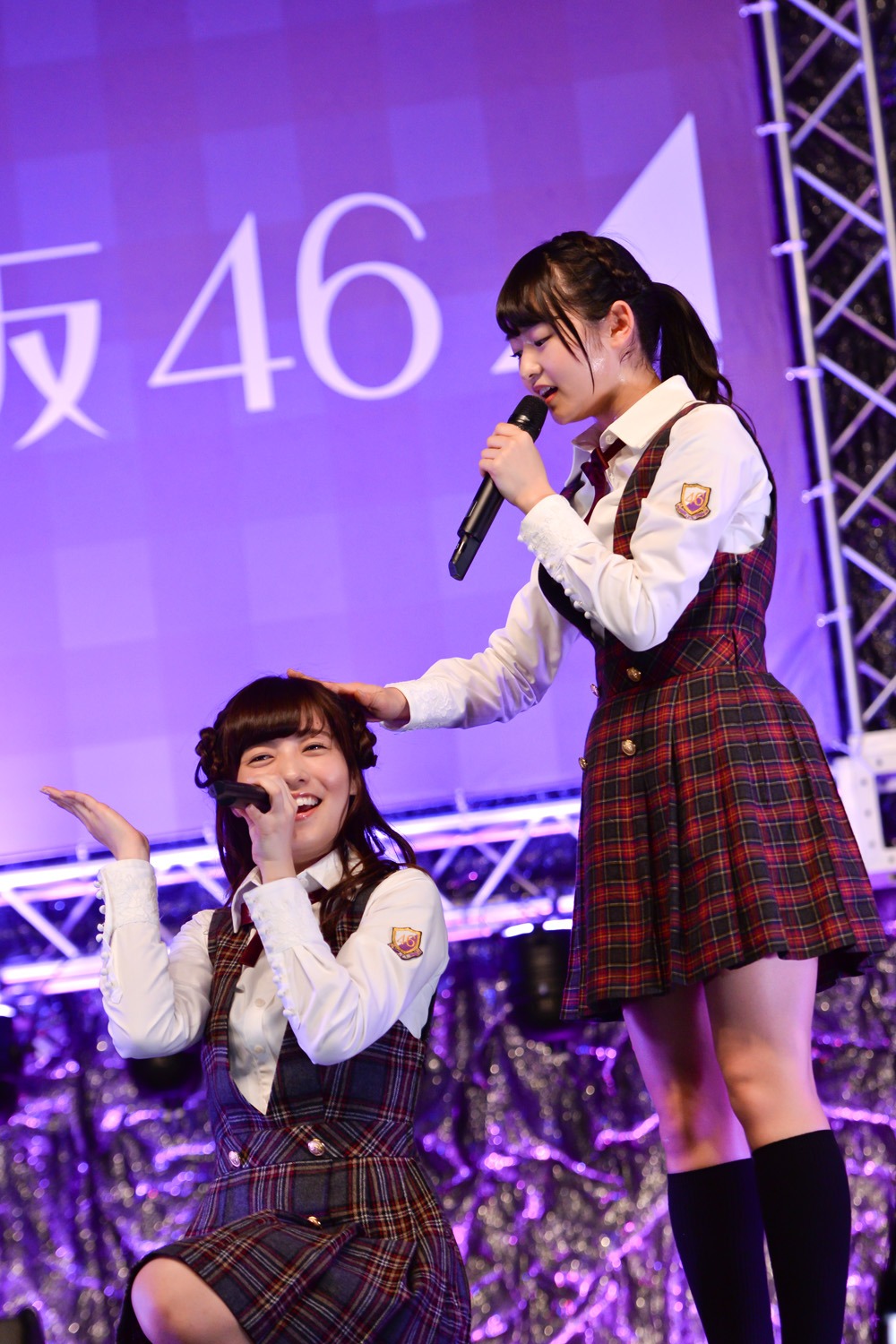 左から斉藤優里、伊藤万理華。