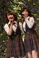 左から衛藤美彩、斉藤優里。