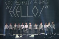 写真左から、クリス、チャンヨル、ディオ、レイ、ルハン、カイ、スホ、ベクヒョン、セフン、チェン、シウミン、タオ。