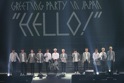 写真左から、クリス、チャンヨル、ディオ、レイ、ルハン、カイ、スホ、ベクヒョン、セフン、チェン、シウミン、タオ。