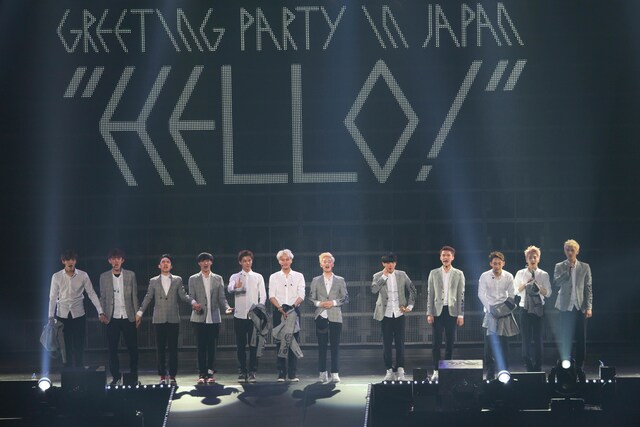 写真左から、クリス、チャンヨル、ディオ、レイ、ルハン、カイ、スホ、ベクヒョン、セフン、チェン、シウミン、タオ。