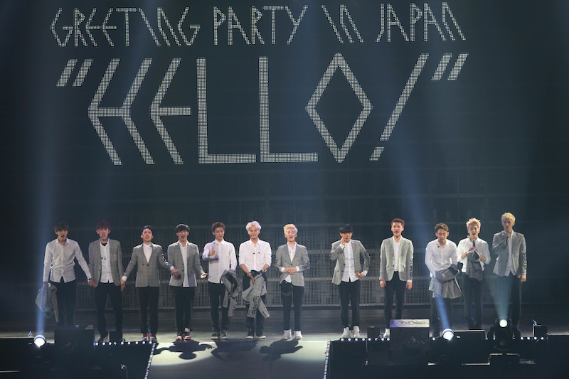 写真左から、クリス、チャンヨル、ディオ、レイ、ルハン、カイ、スホ、ベクヒョン、セフン、チェン、シウミン、タオ。