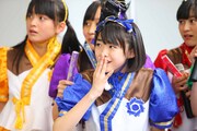 春名真依(中央)