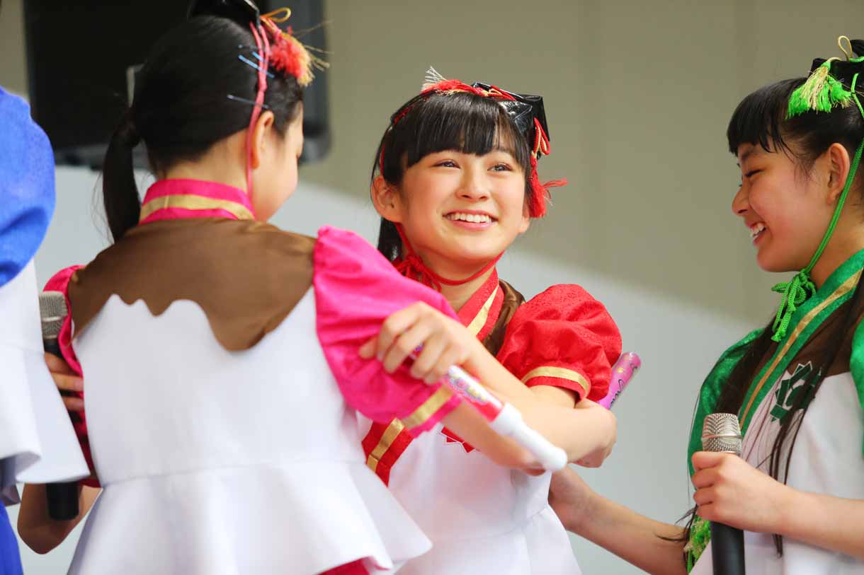 奈良崎とわ（中央）