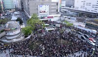 昨日4月12日の新宿アルタビジョン周辺の様子。