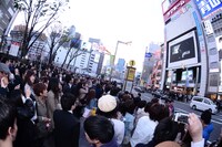 PIERROT「DICTATORS CIRCUS FINAL」発表時の新宿アルタビジョン前の様子。