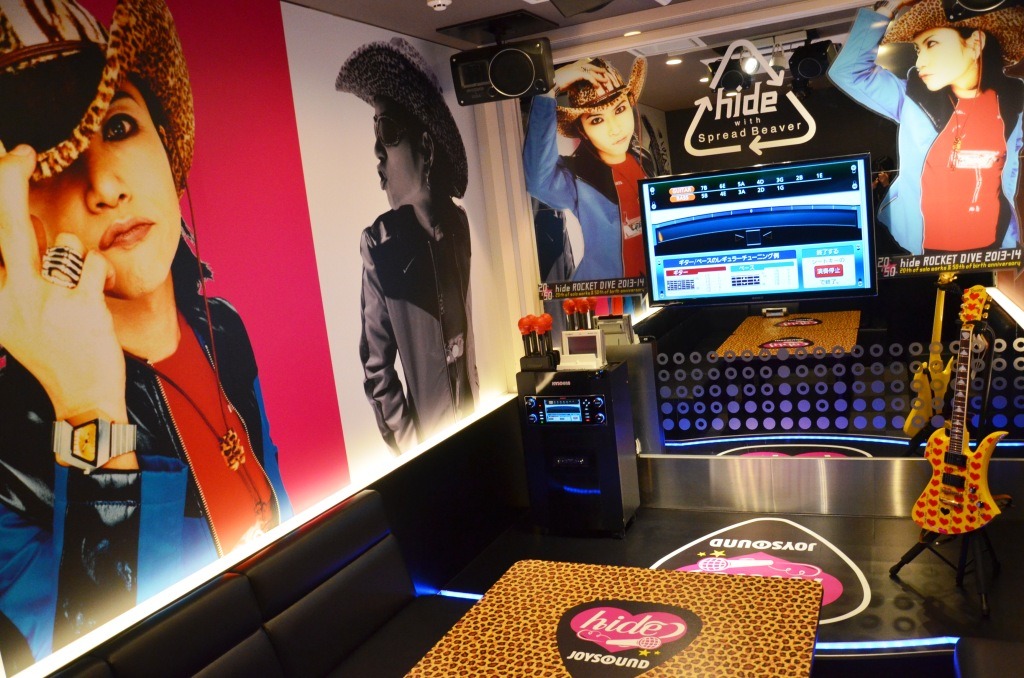 東京・JOYSOUND品川港南口店「hideカラオケルーム」の内装。