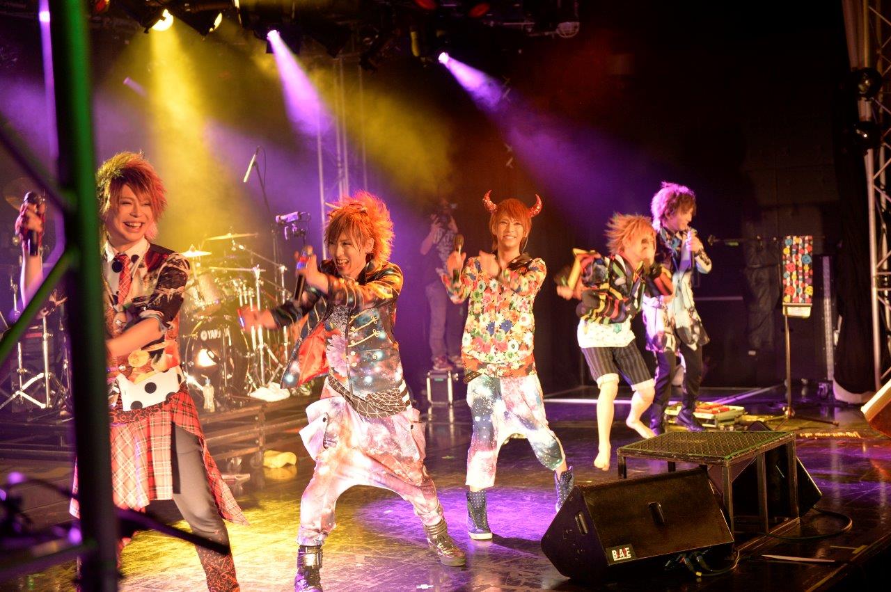 カメレオ「カメレオワンマンツアー2014『会いに行くバンドマン』」東京・新宿BLAZE公演の様子。（撮影：江隈麗志）