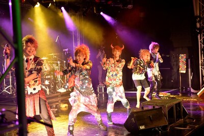 カメレオ「カメレオワンマンツアー2014『会いに行くバンドマン』」東京・新宿BLAZE公演の様子。（撮影：江隈麗志）