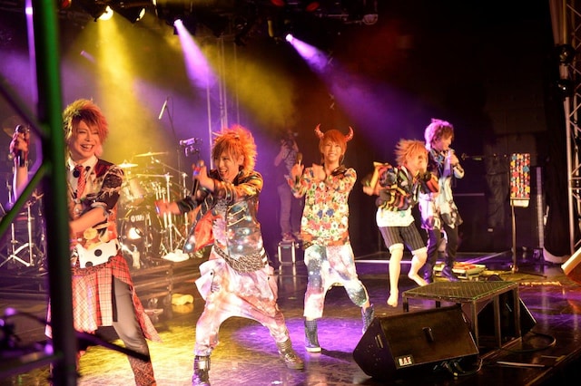 カメレオ「カメレオワンマンツアー2014『会いに行くバンドマン』」東京・新宿BLAZE公演の様子。（撮影：江隈麗志）