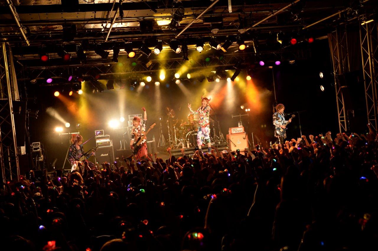 カメレオ「カメレオワンマンツアー2014『会いに行くバンドマン』」東京・新宿BLAZE公演の様子。（撮影：江隈麗志）